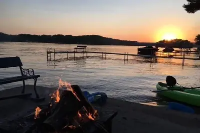 Image de Tranquil Lakefront Retreat with Breathtaking Views and Cozy Firepit