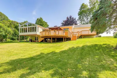 Image de ‘1440 Getaway’ w\/ Yard & Deck ~ 16 Mi to Rochester