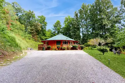 Image de Secluded home with firepit, deck and open windows to nature