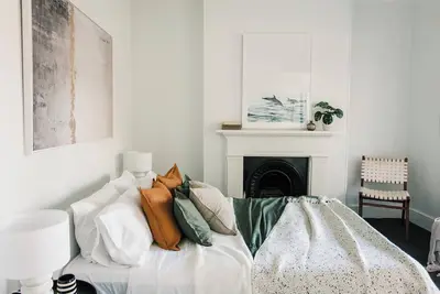 Image de The Myrtle House + Courtyard — Spacious 3br