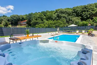 Image de Appartement avec climatisation, Wifi, bain à remous, piscine privée, Tv, terrasse, vue panoramique