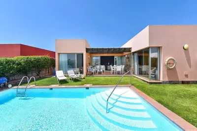 Image de Maison de vacances privée avec piscine privée, climatisation, Wifi, Tv, patio, parking