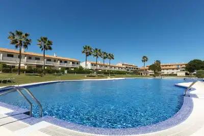 Image de Agréable appartement avec piscine, Wifi, climatisation, Tv, terrasse, animaux admis et parking