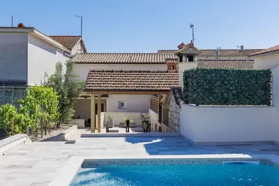 Image de Belle maison de vacances pour 6 personnes avec climatisation, piscine privée, Wifi, Tv et terrasse