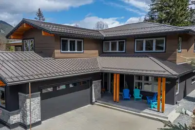 Image de Executive Home, Nicholas North Golf course and Green Lake area