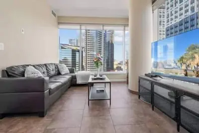 Image de Cgy Tower Views | Mins to Saddledome | 2br