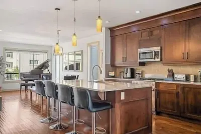 Image de Hot Tub | Piano | Poker Table | Walk to 17th Ave