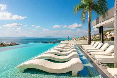 Image de Rooftop Pool and Ocean Views in Downtown