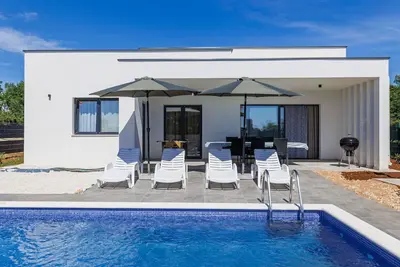 Image de Maison de vacances privée avec piscine privée, climatisation, Wifi, Tv, terrasse, animaux admis