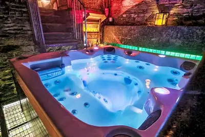 Image de Magnifique maison de vacances privée avec bain à remous, Wifi, Tv, patio, animaux admis et parking