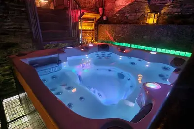 Image de Belle maison de vacances privée avec Wifi, bain à remous, Tv, patio et parking