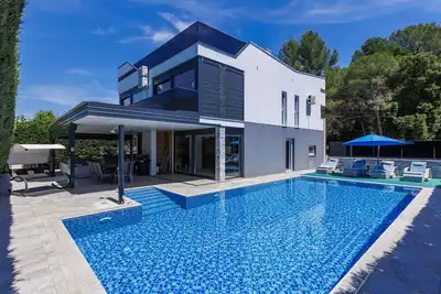 Image de Maison de vacances privée avec bain à remous, climatisation, piscine privée, Wifi, Tv, terrasse