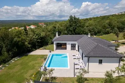 Image de Belle maison de vacances privée avec piscine privée, climatisation, Wifi, Tv, terrasse, parking