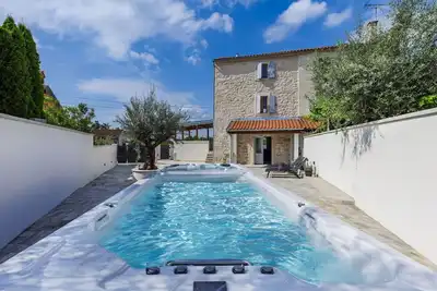 Image de Maison de vacances avec Wifi, piscine privée, bain à remous, climatisation, Tv, terrasse, parking