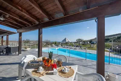 Image de Bel appartement dans une maison de vacances avec climatisation, piscine, Wifi, Tv, patio, parking