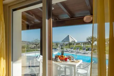 Image de Appartement dans une maison de vacances avec piscine, climatisation, Wifi, Tv, patio, parking