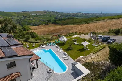 Image de Appartement dans une maison de vacances avec piscine, climatisation, Wifi, bain Ă remous, Tv, patio