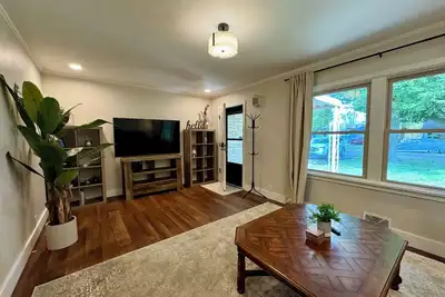 Image de Campus Den on Poplar St.