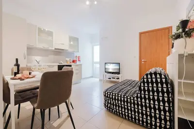 This apartment is a 1 bedroom(s), 1 bathrooms, located in Tas-Sliema, null.
