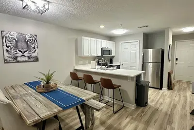 Image de Very short walk to Downtown! Completely renovated. Sleeps six.