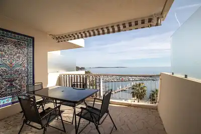 Image de Ravissant appartement avec Vue Mer, Parfait pour Vacances & Congrès