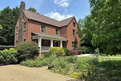 Image de Grovemont Getaway - 3 bedroom, 2. 5 bath beautifully updated historic home