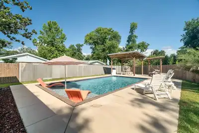 Image de Private Heated Pool, 1 mile to Beach & Downtown Bsl, Garage and Parking