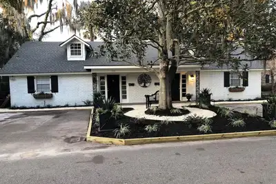 Image de Perfect Location, 2 bedroom two bath furnished unit. Where history meets charm.