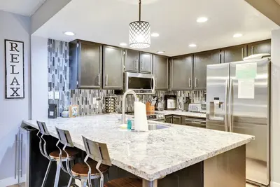 Image de Nestled in the heart of the mountains, this professionally managed 2-bedroom, 2-