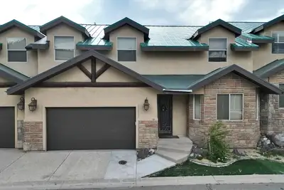 Image de Cozy and luxurious 4-Bedroom/2. 5 bath, 2-Level Townhome directly Across from Nav