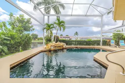 Image de Elegant 5-Br Escape w/ Waterfront View & Pvt Pool