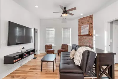 Image de Modern Hyde Park Abode w/ 2 first floor bedrooms