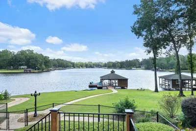 Image de Sleeps 16, 4 Master's, Kayaks, Gaming Area + More!