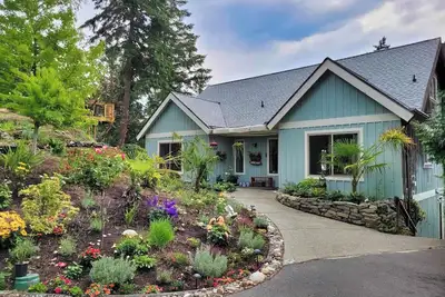 Image de Beautiful South-Facing House with Large Deck, Comfy Rooms, Lake & Mountain Views