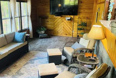 Image de Rustic Cozy cabin with water and dock access