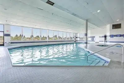 Image de Rare Find! One Gorgeous Unit! Complete With Spa, Pool, Hot-Tub