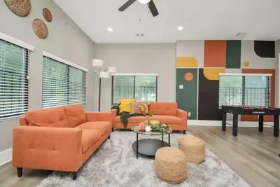 Image de Rad Fall themed 3bdr Apt near Downtown! \n\n