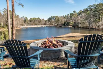 Image de Renovated lakefront home, minutes to downtown Raleigh!