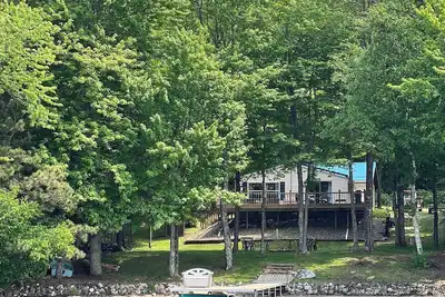 Image de Serene cottage with all you need to relax on charming Bishop Lake