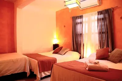 Image de Private apartment up to 5. A/C, Tv, Wi-Fi, fridge, kitchen and living room. Steps from the beach.