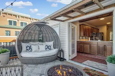 Image de Firepit, Shuffleboard, Foosball, Bridal Suite & Rooftop deck: 30 min from Stl