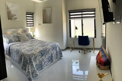 Image de Chic 1-Bedroom Luxury Home with Modern Amenities, Private Bath & Full Kitchen