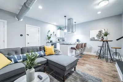 Image de Contemporary 2br2ba w/King *Den*Private Entry/Yard