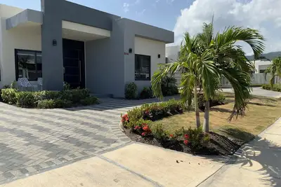 Image de Chic 2-Bedroom Luxury Home with Modern Amenities, Private Bath & Full Kitchen