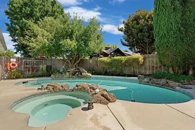 Image de Port Place | Hot Tub, Pool, Bbq, Amazing Location!