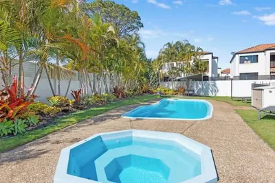 Image de Cosy Loft Studio in Mermaid Walk to Beach!