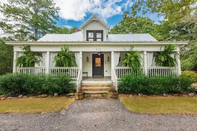 Image de Charming Farmhouse in Fayetteville, 10 min from Trilith Studios
