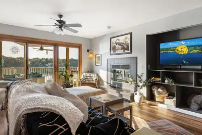 Image de Cute Little Boho Condo-Pet Friendly- Next Door to Pool- Boat Slip- Completely Remodeled- Less than 10 min from Amphitheater