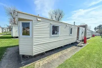 Image de Cosy 8 berth caravan at Highfield Grange Holiday Park in Essex ref 26724wr