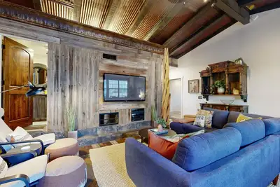Image de Newly renovated rustic home with deck by Horseshoe and Tubing